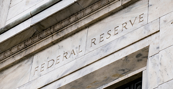 Photo extérieure de l’édifice de la Réserve fédérale américaine.