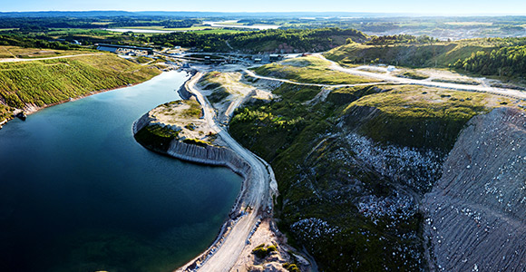 Une vue aérienne d'un site minier.