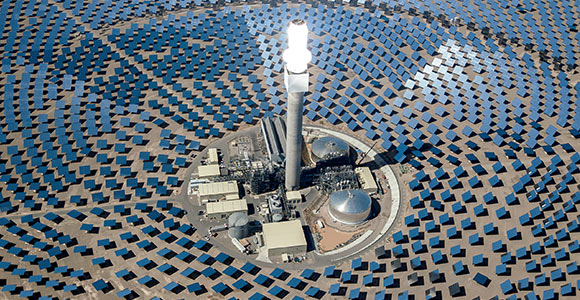 Image d’une usine entourée de panneaux solaires 