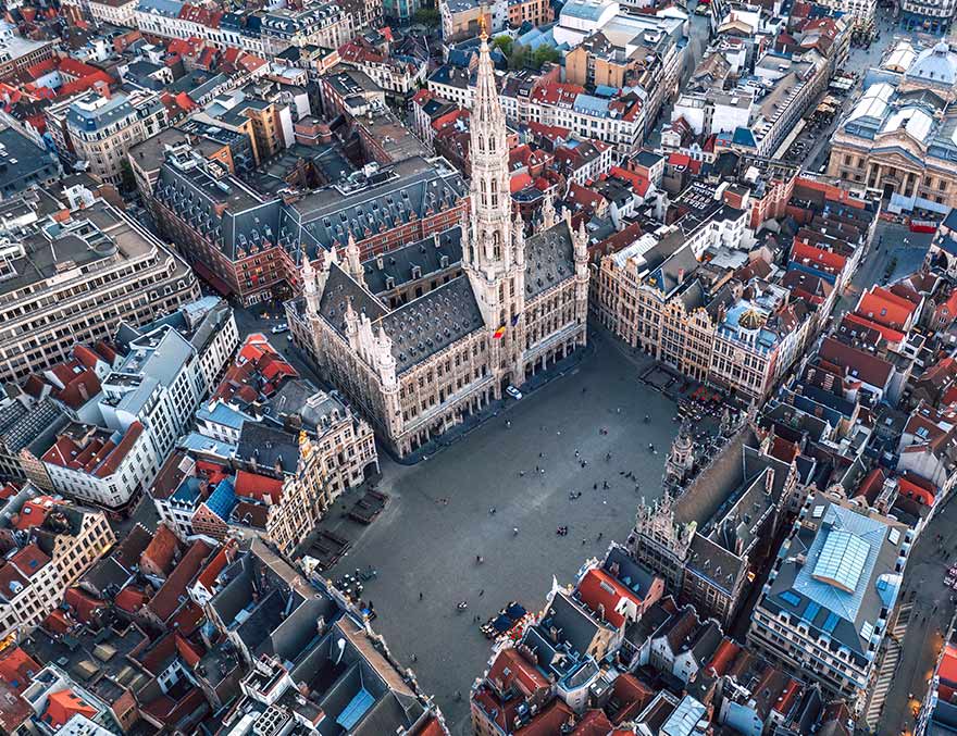 Vue aérienne de la Grand-Place et de l’hôtel de Ville de Bruxelles, en Belgique.