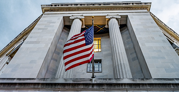 Image d’un immeuble en marbre avec le drapeau américain au centre