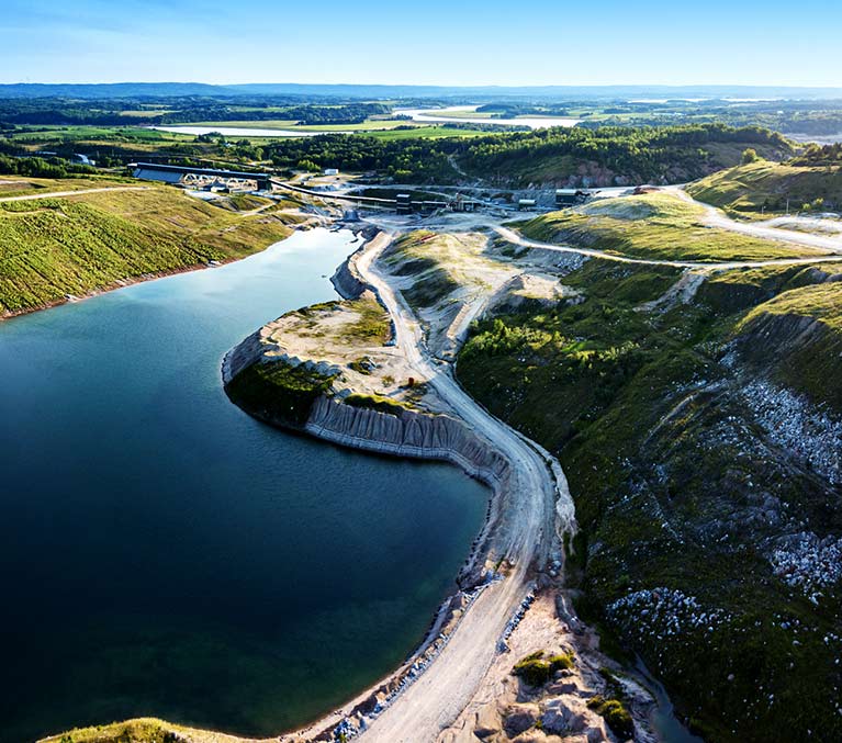 Une vue aérienne d'un site minier.