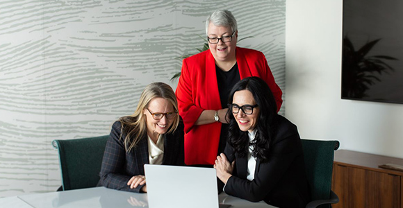 Trois femmes dirigeantes dans une salle de réunion