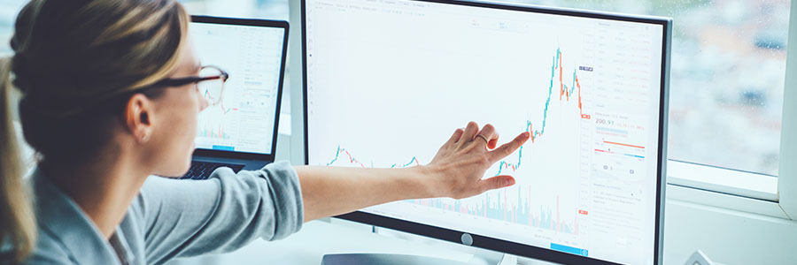 Business woman analyzing a financial chart on a computer screen