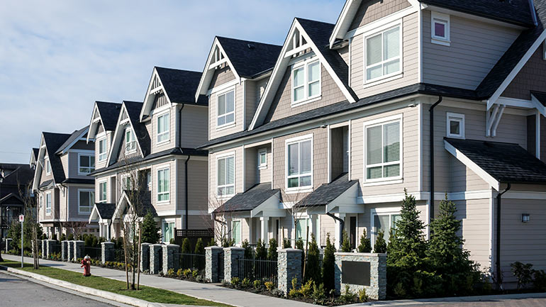 Une rangée de maisons nouvellement construites