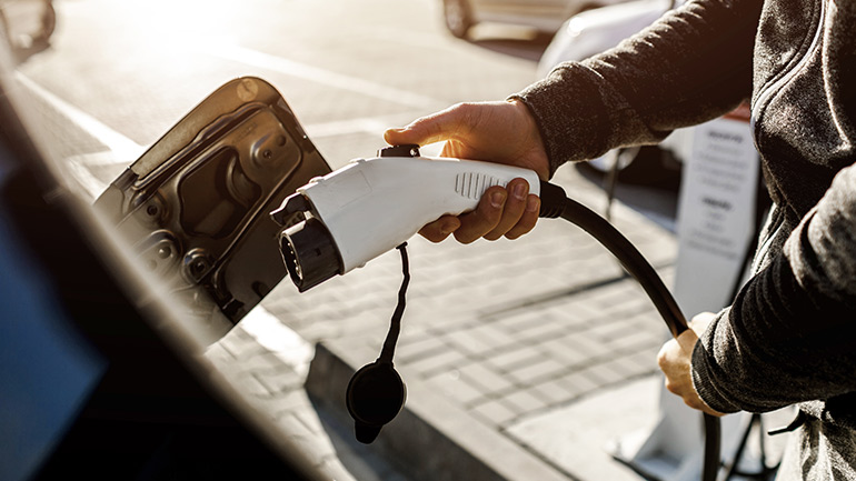 Gros plan sur une borne de recharge pour véhicules électriques