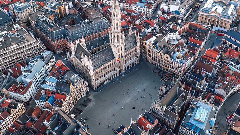 Vue aérienne de la Grand-Place et de l’hôtel de Ville de Bruxelles, en Belgique.
