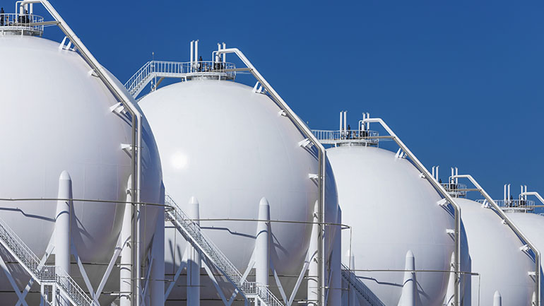 Plan extérieur d’une usine de traitement de gaz naturel liquide.