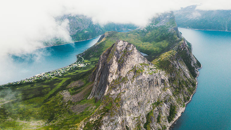 Plan aérien d’une chaîne montagneuse.