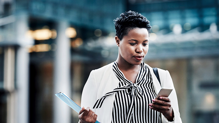 Une femme sur son téléphone 