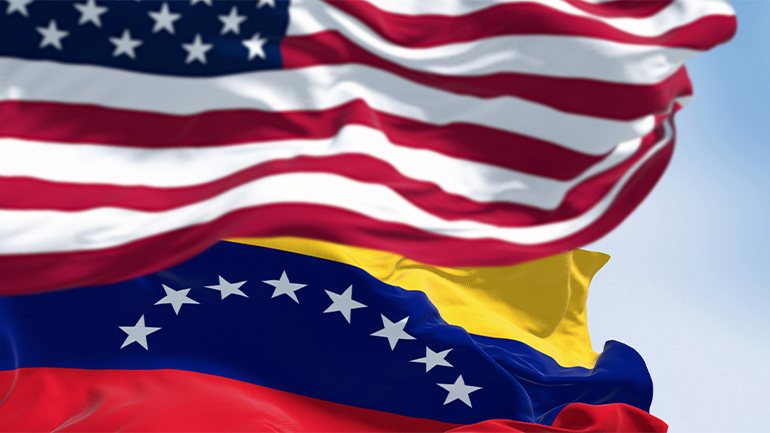 Le drapeau du Venezuela flotte derrière celui des États-Unis.